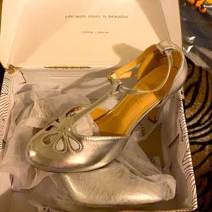Pinup silver heel pumps